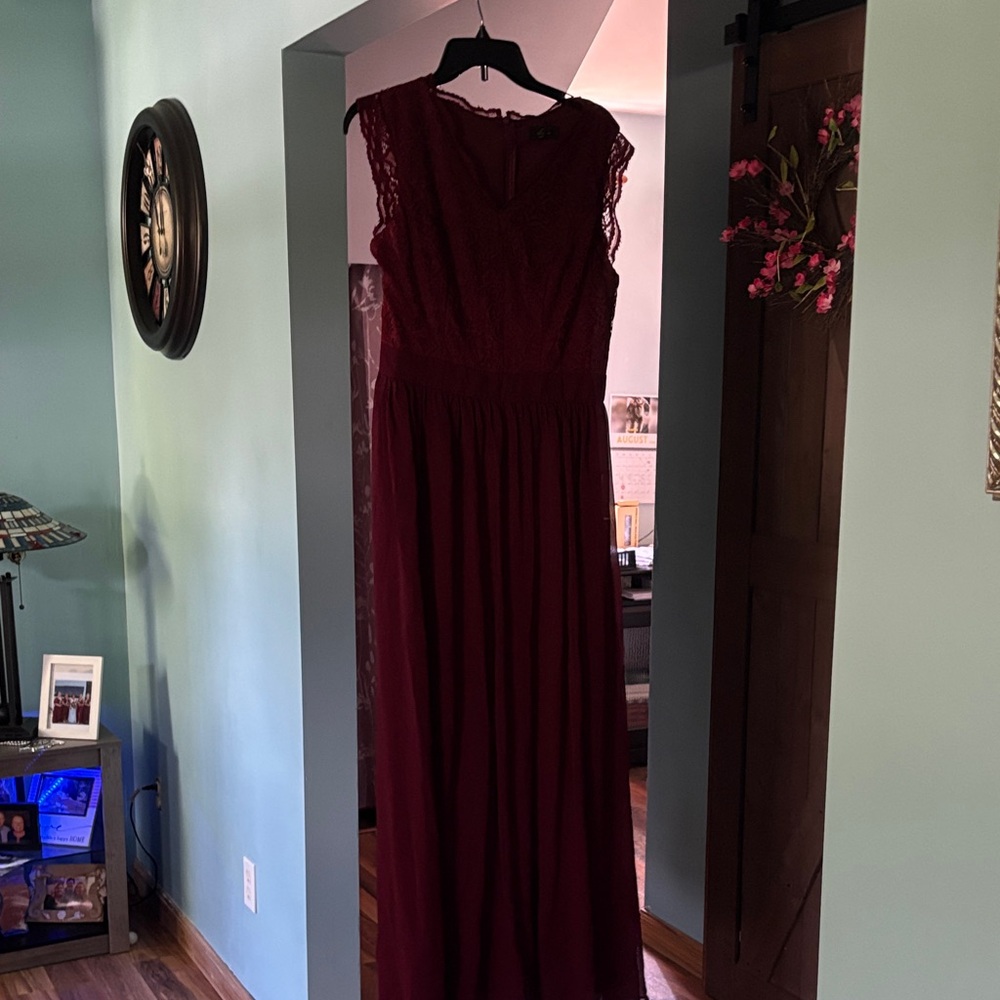Chic Maroon Lace Maxi Dress